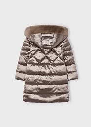 Пальто кофейного цвета из блестящей ткани от бренда Mayoral