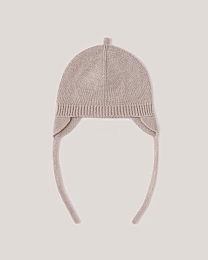 Шапка бежевого цвета с завязками от бренда Anna Leon