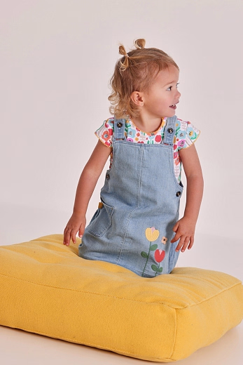 Джинсовый сарафан и футболка Flower от бренда Boboli