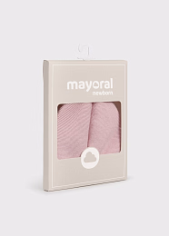 Шапка вязаная с помпончиком розового цвета от бренда Mayoral