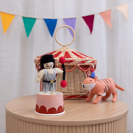 Мягкая куколка Силач в подарочной коробке от бренда Olli Ella