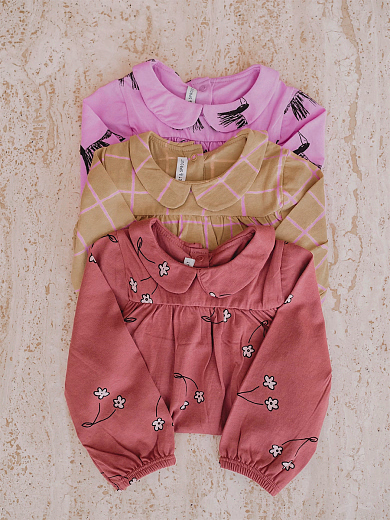 Боди горчичного цвета в фиолетовую клетку от бренда Sproet & Sprout