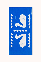 Полотенце с принтом лебедей от бренда Tinycottons