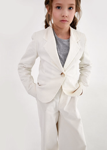 Пиджак и брюки белого цвета от бренда NOT A TOY
