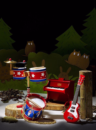 Пианино красного цвета от бренда Vilac