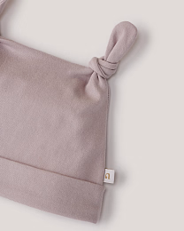 Набор шапок с ушками белого и бежевого цвета от бренда Anna Leon