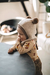 Шапка-шлем Bear pompons beige от бренда Peppihat