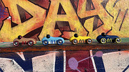 Винтажная гоночная машина синего цвета от бренда Vilac