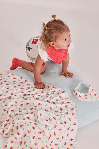 Нагрудный фартук белый и коралловый от бренда Boboli