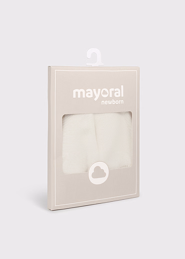Шапка с помпончиком молочного цвета от бренда Mayoral