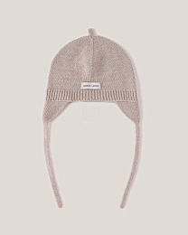 Шапка бежевого цвета с завязками от бренда Anna Leon