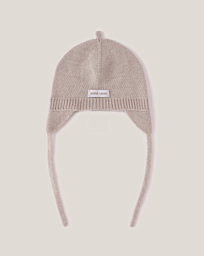 Шапка бежевого цвета с завязками от бренда Anna Leon