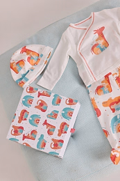 Распашонка с ползунками и шапка от бренда Boboli