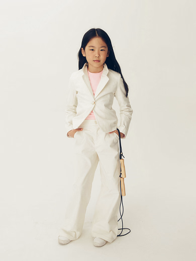 Пиджак и брюки белого цвета от бренда NOT A TOY