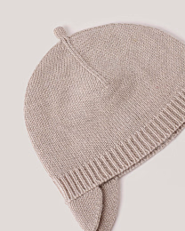 Шапка бежевого цвета с завязками от бренда Anna Leon