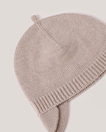 Шапка бежевого цвета с завязками от бренда Anna Leon