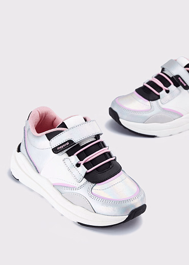 Кроссовки серебристого цвета от бренда Mayoral