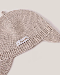 Шапка бежевого цвета с завязками от бренда Anna Leon