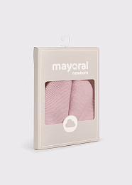 Шапка вязаная с помпончиком розового цвета от бренда Mayoral