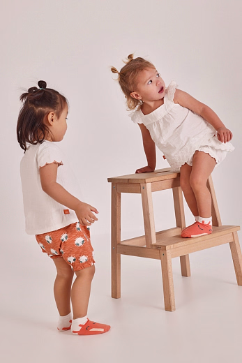 Блуза с рюшами и блумеры от бренда Boboli