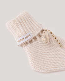 Носки молочного цвета с бежевой лентой от бренда Anna Leon