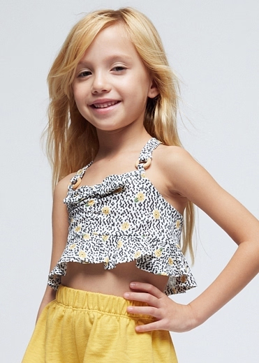 Топ с мелким принтом и желтые шорты от бренда Mayoral