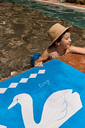 Полотенце с принтом лебедей от бренда Tinycottons