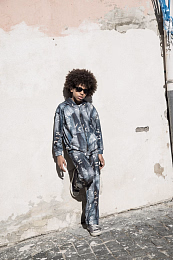 Толстовка с бежевыми буквами от бренда JOHN RICHMOND