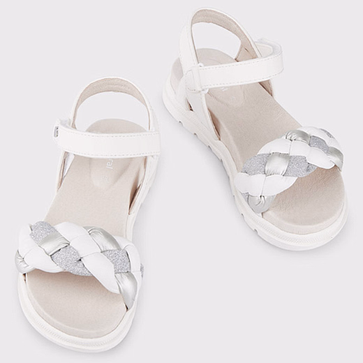 Белые сандалии с бело-серым плетёным узором от бренда Mayoral