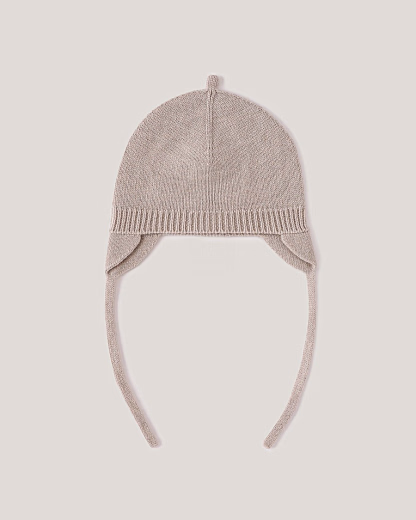 Шапка бежевого цвета с завязками от бренда Anna Leon