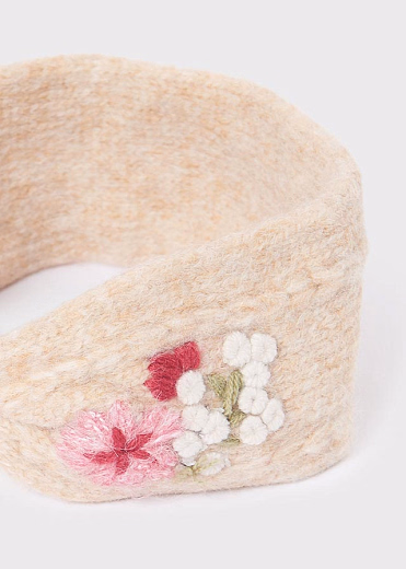 Джемпер бежевого цвета и повязка с цветами от бренда Abel and Lula