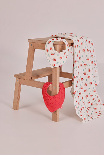 Нагрудный фартук белый и коралловый от бренда Boboli