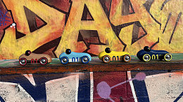 Винтажная гоночная машина желтого цвета от бренда Vilac