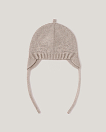 Шапка бежевого цвета с завязками от бренда Anna Leon