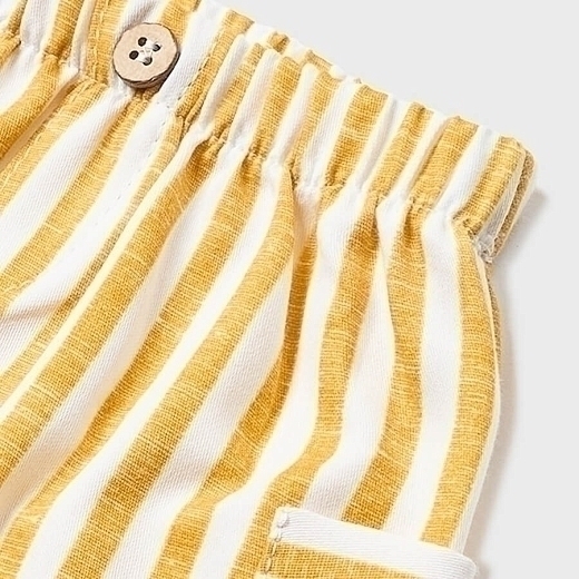 Футболка желтого цвета со львенком и шорты в полоску от бренда Mayoral