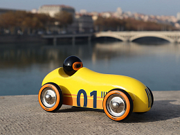 Винтажная гоночная машина желтого цвета от бренда Vilac