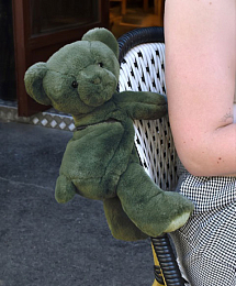 Сумка Мишка-обнимашка цвета хаки от бренда Doudou et Compagnie