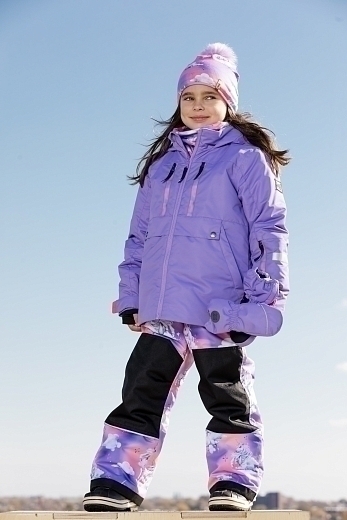 Куртка фиолетового цвета, манишка и полукомбинезон с облаками от бренда Deux par deux