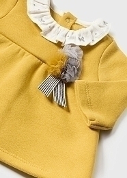 Блузка желтая и клетчатые легинсы от бренда Mayoral