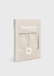 Шапка вязаная с помпончиком молочного цвета от бренда Mayoral
