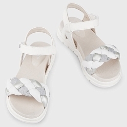 Белые сандалии с бело-серым плетёным узором от бренда Mayoral