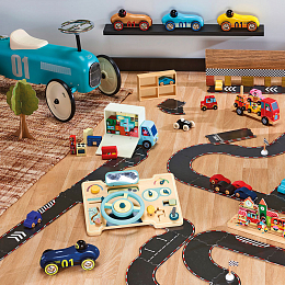 Винтажная гоночная машина желтого цвета от бренда Vilac