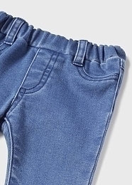 Свитшот с буквами и джинсы от бренда Mayoral