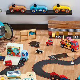 Винтажная гоночная машина желтого цвета от бренда Vilac