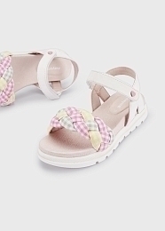 Белые сандалии с розовым плетёным узором от бренда Mayoral