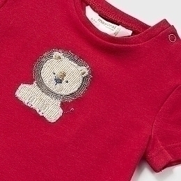 Футболка красного цвета со львенком и шорты в полоску от бренда Mayoral