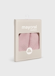 Шапка вязаная с помпончиком розового цвета от бренда Mayoral
