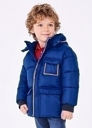 Куртка синего цвета с красно-белым кантом от бренда Mayoral