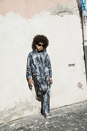 Толстовка с бежевыми буквами от бренда JOHN RICHMOND