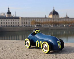 Винтажная гоночная машина синего цвета от бренда Vilac